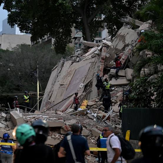 Equipos de rescate trabajando en zonas afectadas tras el terremoto